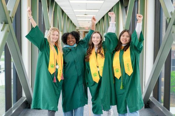 Four commencement speaker c和idates smile for group photo